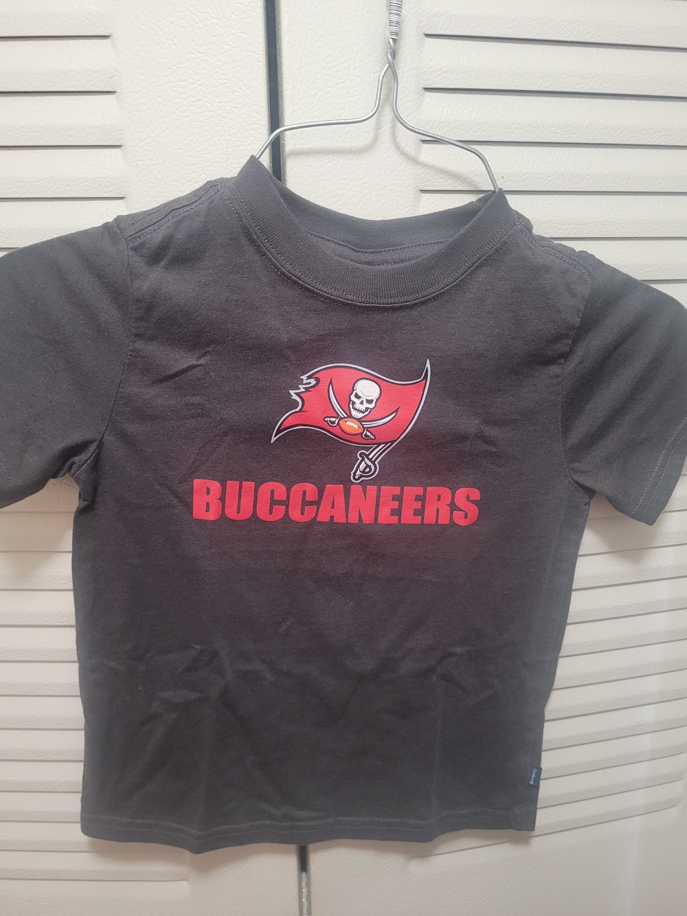 NFL Buccaneers Kids Short-Sleeve Tee in Black and Red
